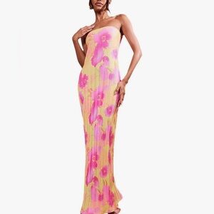 Strapless dress with flower details.